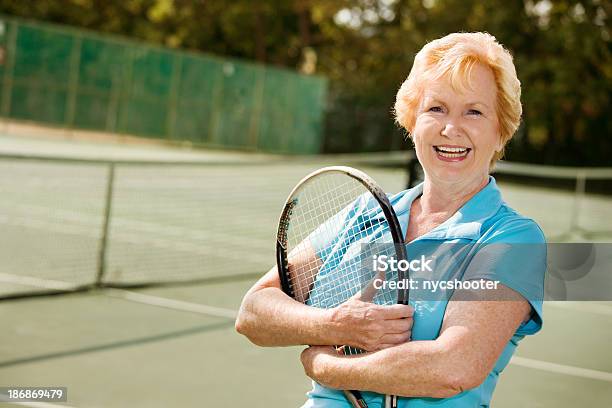 アクティブシニア女性テニスプレーヤー - 中年の女性のストックフォトや画像を多数ご用意 - 中年の女性, テニス, テニス選手