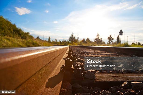 삼각대를 트롤리 트랙 철도 트랙에 대한 스톡 사진 및 기타 이미지 - 철도 트랙, 0명, 강철