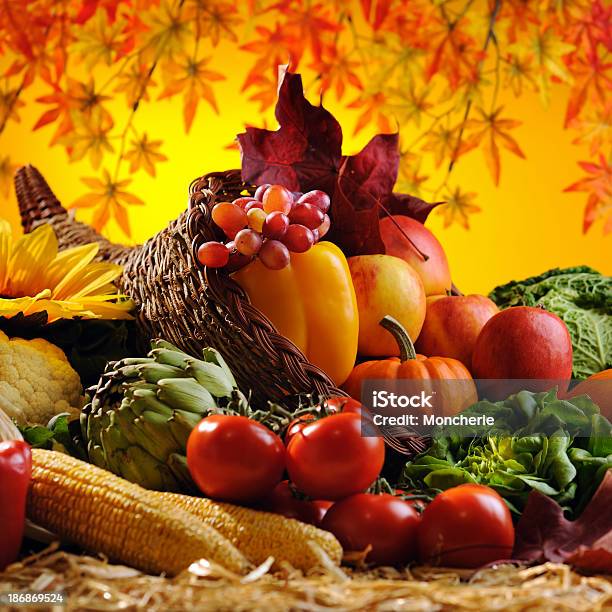 Cornucopia Foto de stock y más banco de imágenes de Alcachofa - Alcachofa, Amarillo - Color, Calabaza gigante