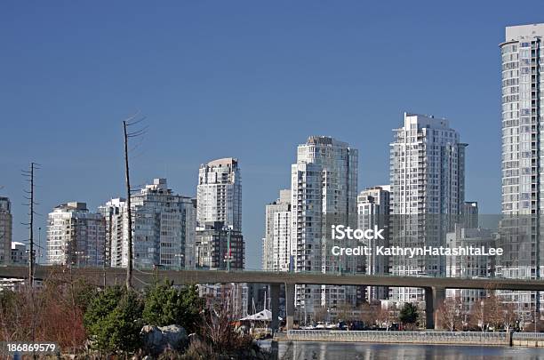 Photo libre de droit de Vancouver Et Des Quartiers De Yaletown Pont Cambie Bridge banque d'images et plus d'images libres de droit de Arbre