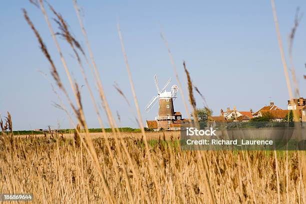 Foto de Moinho De Vento No Cley Norfolk e mais fotos de stock de Cley next the Sea - Cley next the Sea, Norfolk - East Anglia, Azul