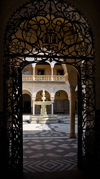 pátio mudéjar principal de la casa de pilatos, sevilha, espanha - national landmark architectural styles sevilla seville - fotografias e filmes do acervo