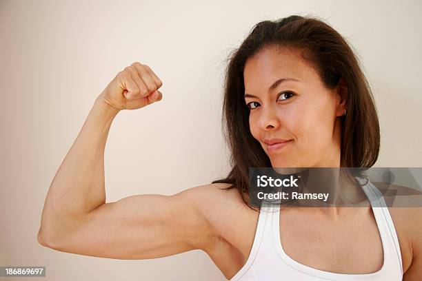 Mujer Flexión De Bíceps Foto de stock y más banco de imágenes de Adulto - Adulto, Africano-americano, Afrodescendiente