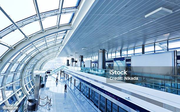 Moderna De La Estación De Metro Foto de stock y más banco de imágenes de Aeropuerto - Aeropuerto, Dubái, Estación de metro