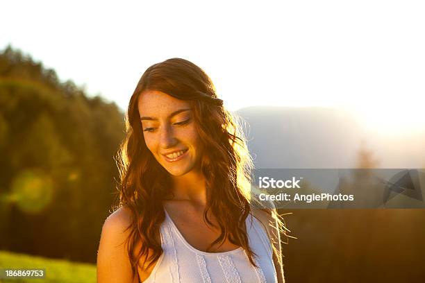 Ritratto Di Una Bella Donna Al Tramonto - Fotografie stock e altre immagini di Abbigliamento casual - Abbigliamento casual, Adolescente, Adolescenza