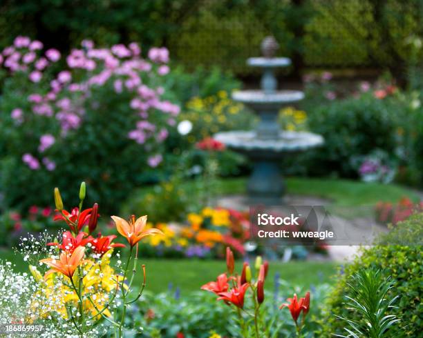 Bellissimo Giardino - Fotografie stock e altre immagini di Giardino domestico - Giardino domestico, Aiuola, Ambientazione esterna