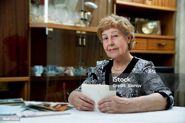 Mulher Idosa - Fotografias de stock e mais imagens de Adulto - Adulto, Adulto maduro, Cansado