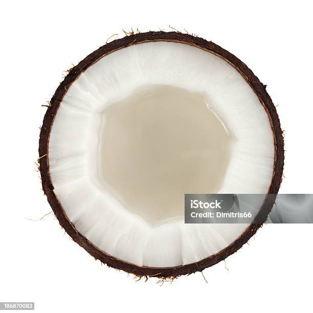 Sezione Trasversale Di Cocco Su Sfondo Bianco - Fotografie stock e altre immagini di Acqua di cocco - Acqua di cocco, Scontornabile, Aperto
