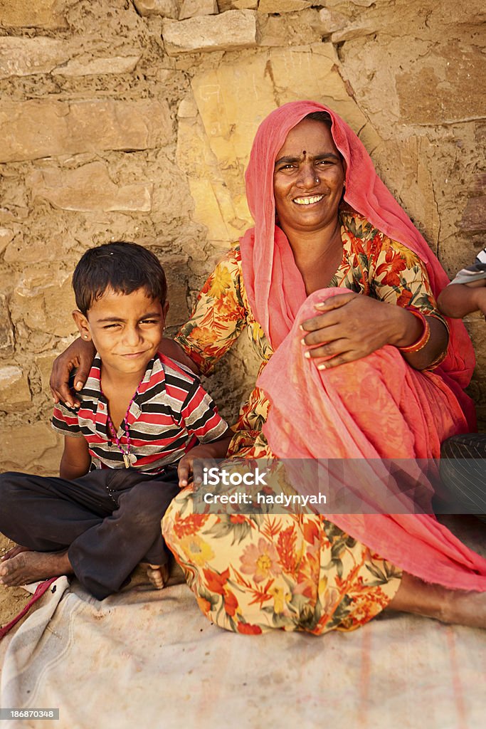 Indian donna con Suo/a figlio/a - Foto stock royalty-free di Adulto