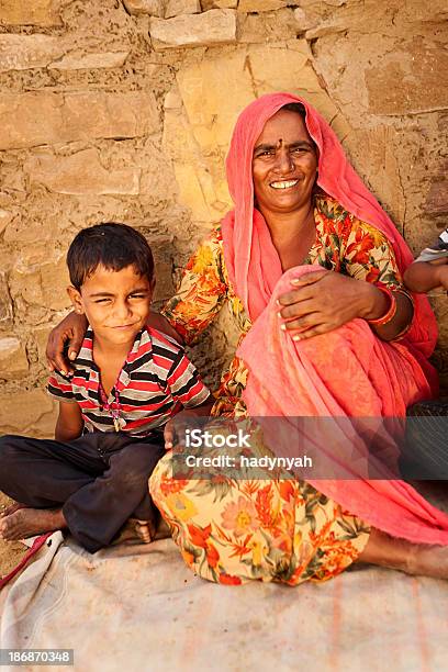 Indian Donna Con Suo A Figlio A - Fotografie stock e altre immagini di Adulto - Adulto, Allegro, Ambientazione esterna