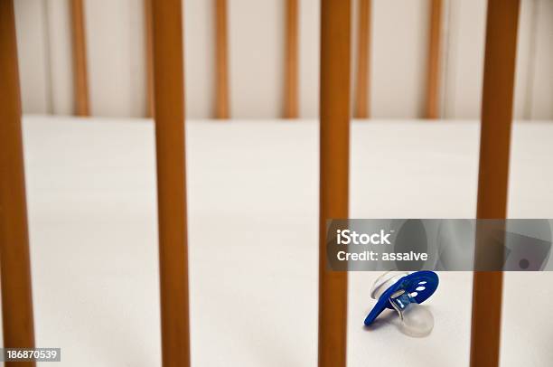 Chupeta Na Cama De Criança - Fotografias de stock e mais imagens de Berço - Berço, Colchão, Azul