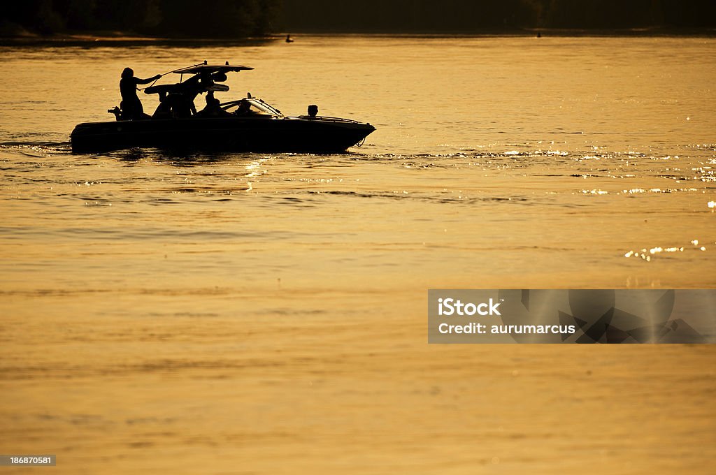 wakeboard ボート - 日没のロイヤリティフリーストックフォト