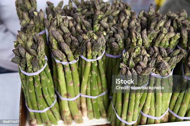 Mercato Degli Agricoltori Asparago - Fotografie stock e altre immagini di Affari - Affari, Asparago, Cibi e bevande