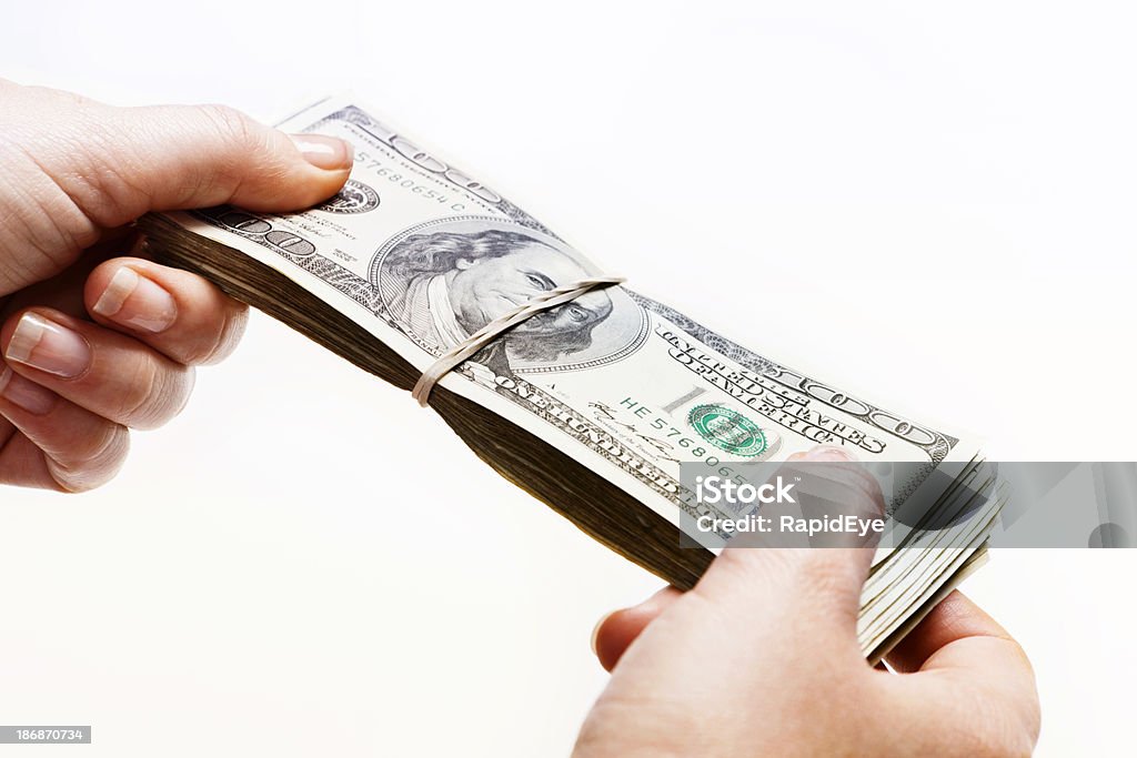 Woman's hands holding de grosor conjunto de dólares estadounidenses - Foto de stock de Billete de dólar estadounidense libre de derechos