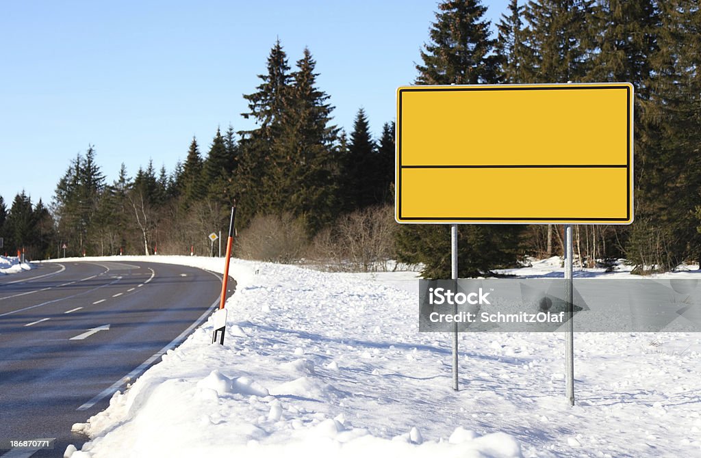 Invierno paisaje con señal de tráfico - Foto de stock de Aire libre libre de derechos