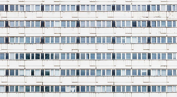 fenster von einer precast konkrete gebäude in berlin (nahtlose fliesen - plattenbau berlin germany east germany office building stock-fotos und bilder