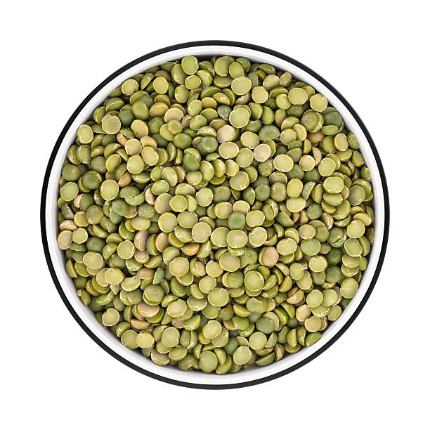 зеленый расколотый горох в миску с прямо над - green lentil стоковые фото и изображения