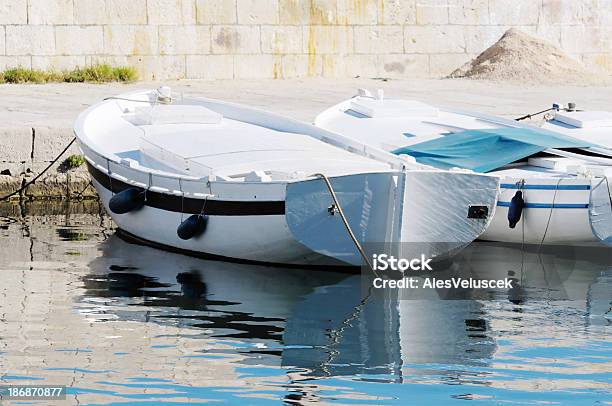 Photo libre de droit de Bateaux En Bois banque d'images et plus d'images libres de droit de Allée couverte de planches - Allée couverte de planches, Bateau à rames, Corde