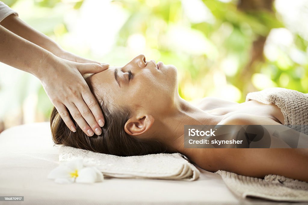 Молодая женщина, наслаждаясь массаж головы в спа в тропический курорт. - Стоковые фото Массажировать роялти-фри
