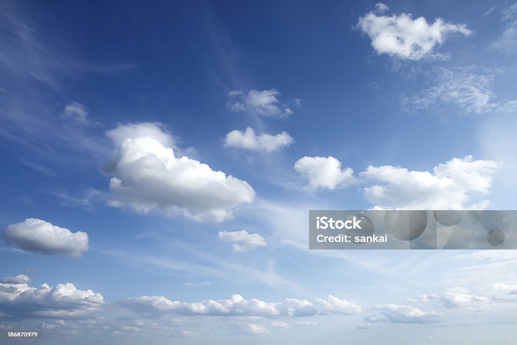 Естественный голубой небо с некоторыми clouds - Стоковые фото Без людей роялти-фри