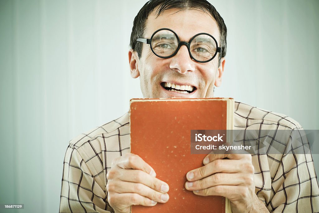 Engraçado nerd segurando uma laranja livro. - Foto de stock de 1970-1979 royalty-free