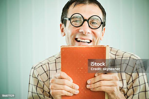 Foto de Engraçado Nerd Segurando Uma Laranja Livro e mais fotos de stock de 1970-1979 - 1970-1979, Adulto, Aprender