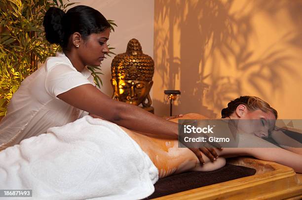 Aiurveda Massagem - Fotografias de stock e mais imagens de Cultura Indiana - Cultura Indiana, Massajar, Povo Indiano