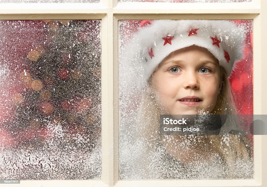 여자아이, 산타 모자 루킹 통해 스노이 창쪽 크리스마스 때 - 로열티 프리 겨울 스톡 사진