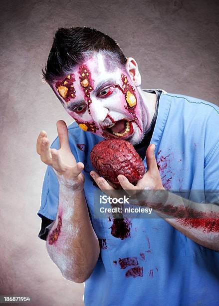 Zombie Comer El Cerebro Foto de stock y más banco de imágenes de Doctor - Doctor, Zombi, Halloween