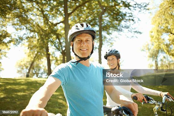 Maduro Par Montar En Bicicleta Foto de stock y más banco de imágenes de 40-49 años - 40-49 años, Accesorio de cabeza, Actividad