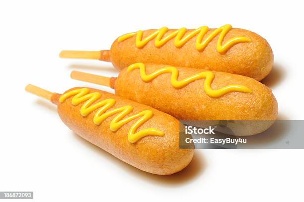 Corn Dog - Fotografie stock e altre immagini di Hot dog al mais - Hot dog al mais, Mostarda, Alimentazione non salutare