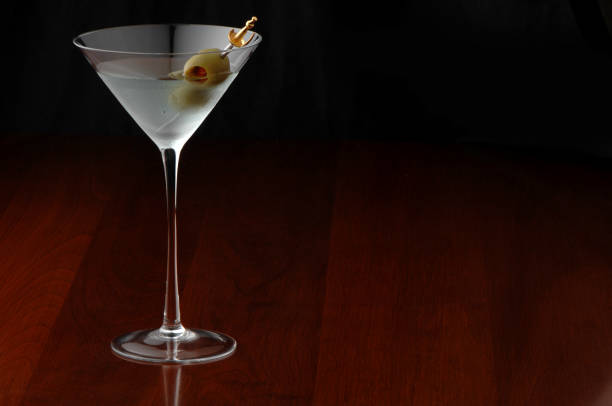 brudny martini z oliwek - martini glass martini dirty martini cocktail zdjęcia i obrazy z banku zdjęć