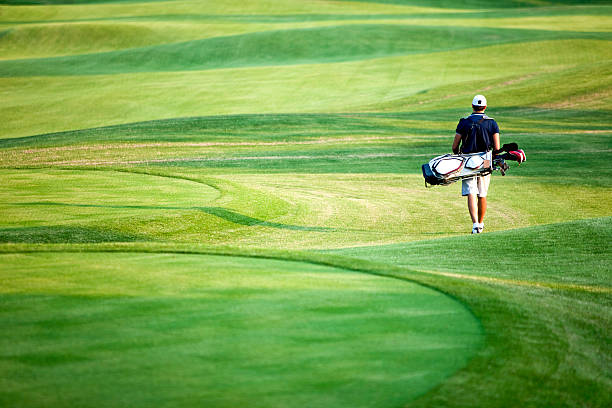 golfeur - golf playing teeing off men photos et images de collection