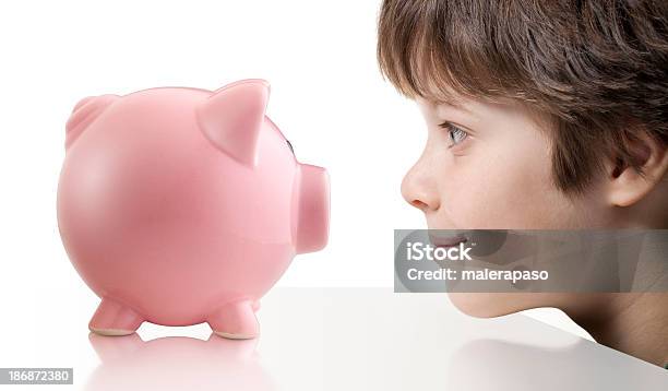 Photo libre de droit de Enfant Avec Piggy Bank banque d'images et plus d'images libres de droit de Enfant - Enfant, Tirelire en forme de cochon, Tirelire