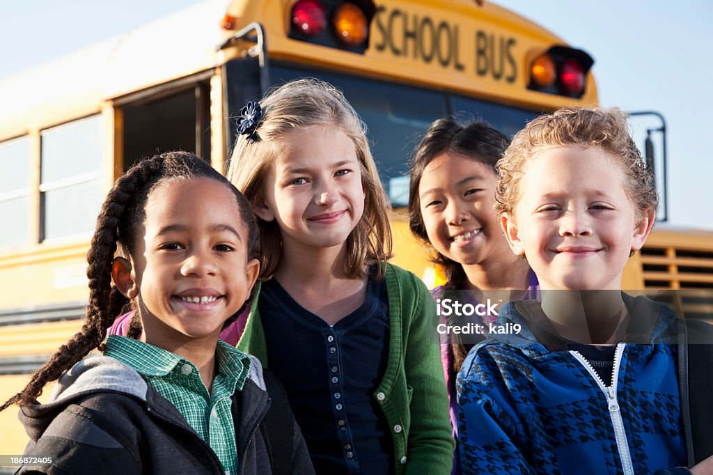 Дети, стоя за пределами Школьный автобус - Стоковые фото Школьный автобус роялти-фри