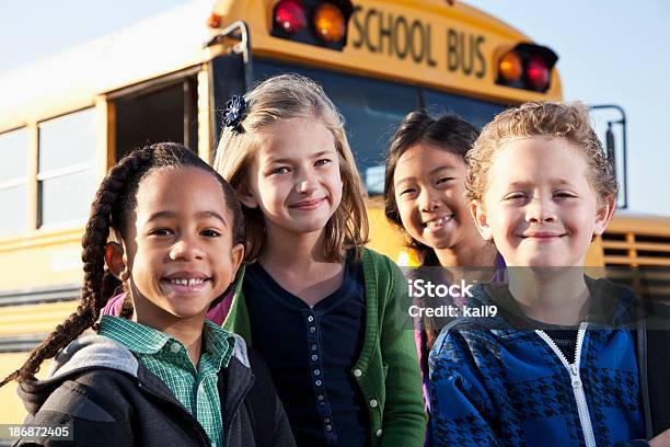 Дети Стоя За Пределами Школьный Автобус — стоковые фотографии и другие картинки Школьный автобус - Школьный автобус, Автобус, Ребёнок