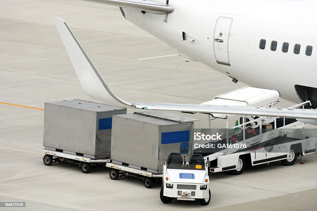 Laden der Ladung auf Flugzeug - Lizenzfrei Auto Stock-Foto