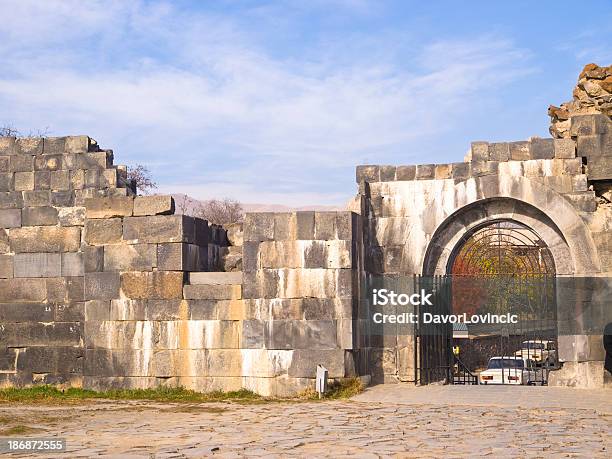 Porta No Templo Garni - Fotografias de stock e mais imagens de Ao Ar Livre - Ao Ar Livre, Azul, Bouquet garni