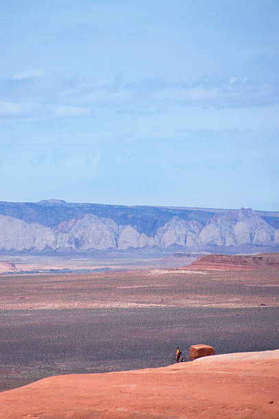 mountainbiker landschaft sky - san rafael swell stock-fotos und bilder