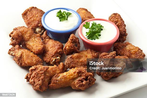 Alitas De Pollo Foto de stock y más banco de imágenes de Pollo rebozado - Pollo rebozado, Ala de pollo, Freír mediante inmersión total en aceite caliente