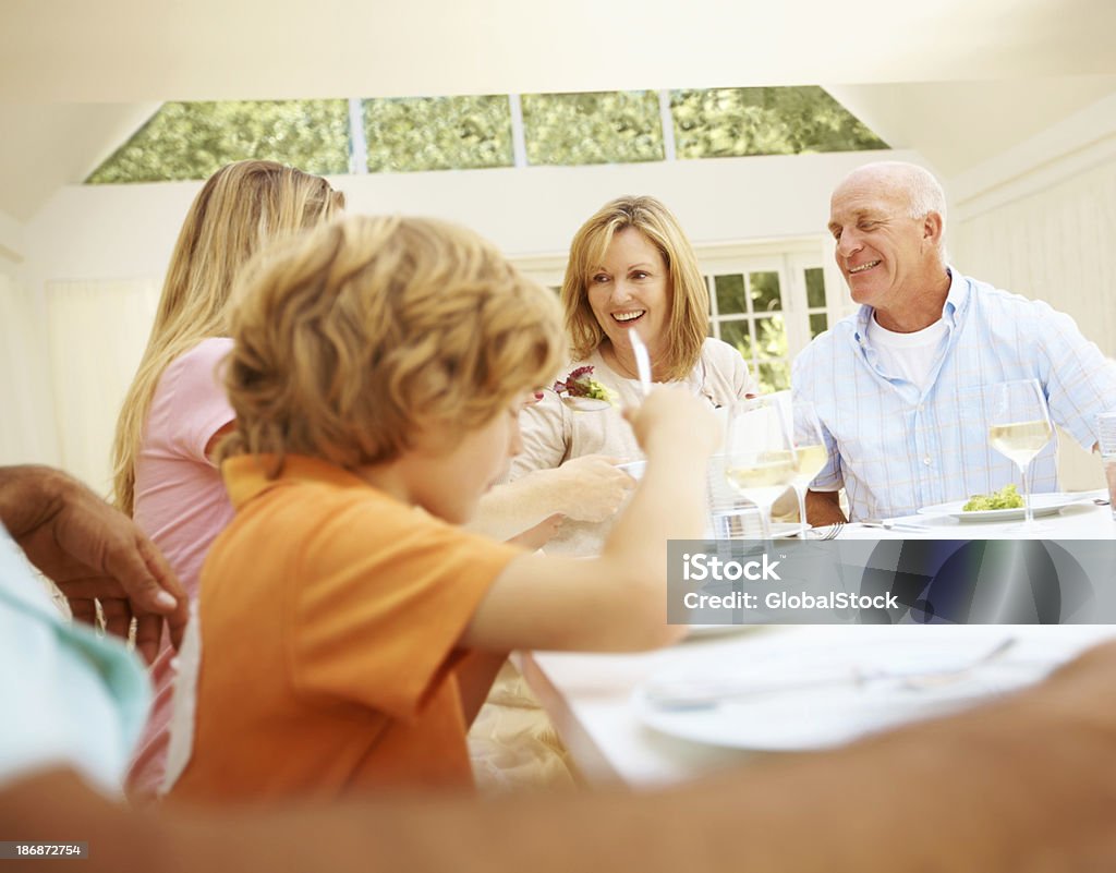 Plis à un festin en famille - Photo de Adulte libre de droits