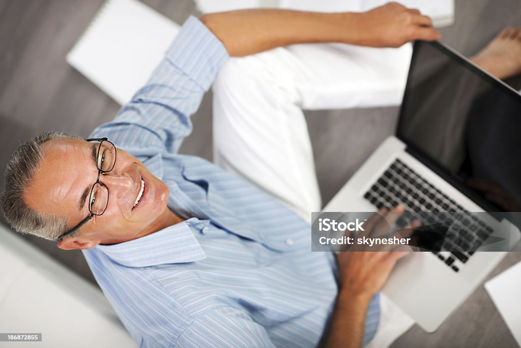 Senior Homme d'affaires à l'aide d'un ordinateur portable. - Photo de Adulte libre de droits