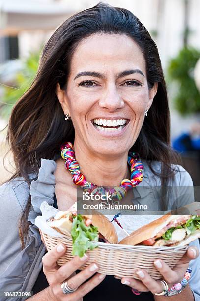 Tendo O Almoço - Fotografias de stock e mais imagens de Frango - Frango, Porto-riquenho, Sanduíche