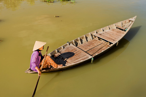 Vietnamita en Hoi un taxi acuático photo
