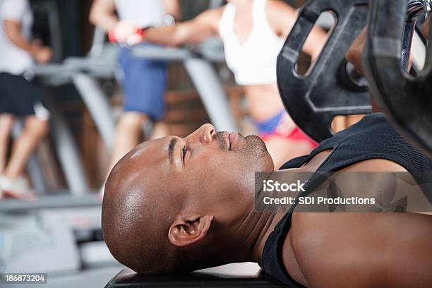 Starke Junge Mann Gewichtheben Hantelbank Im Fitnessraum Stockfoto und mehr Bilder von Afrikanischer Abstammung