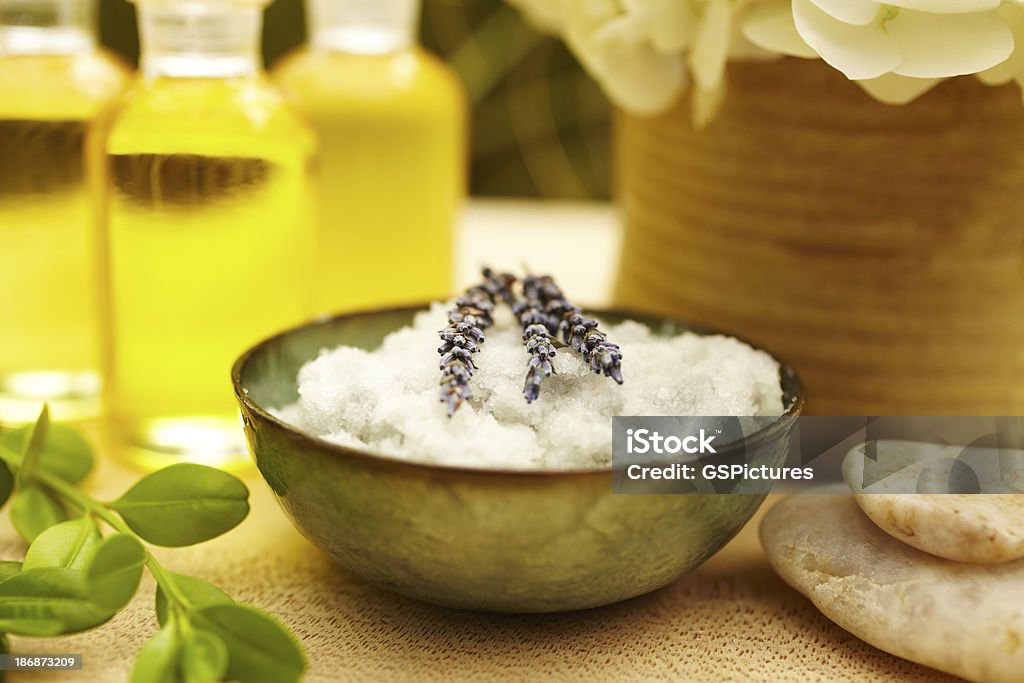 Złuszczanie naskórka salt scrub w spa z lawendowym korkiem - Zbiór zdjęć royalty-free (Aromaterapia)