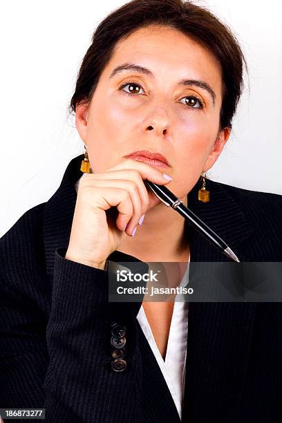 Mulher De Negócios Pensando - Fotografias de stock e mais imagens de Adulto - Adulto, Atitude, Autoconfiança