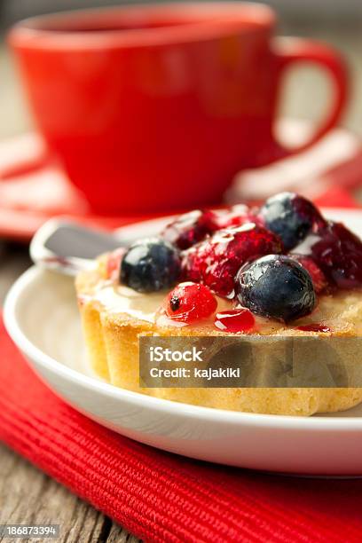 Pastel De Frutas Frescas Foto de stock y más banco de imágenes de Al horno - Al horno, Alimento, Arándano