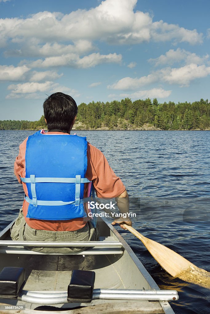 Uomo in canoa sul bordo Il confine innaffia Area di canoa Vt - Foto stock royalty-free di Persone