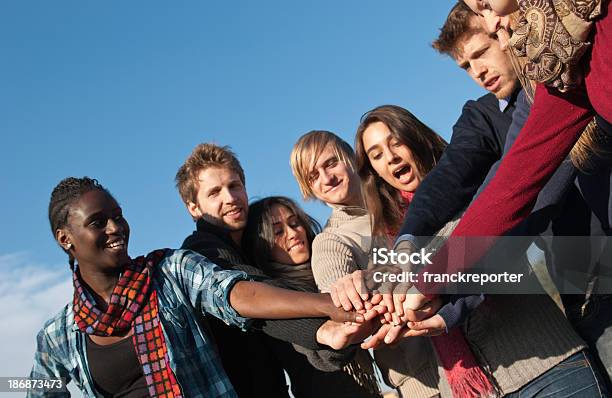 Ein Haufen Händemenschen Vereinbarung Stockfoto und mehr Bilder von Menschen - Menschen, Übereinandergelegte Hände, Hände verschränken